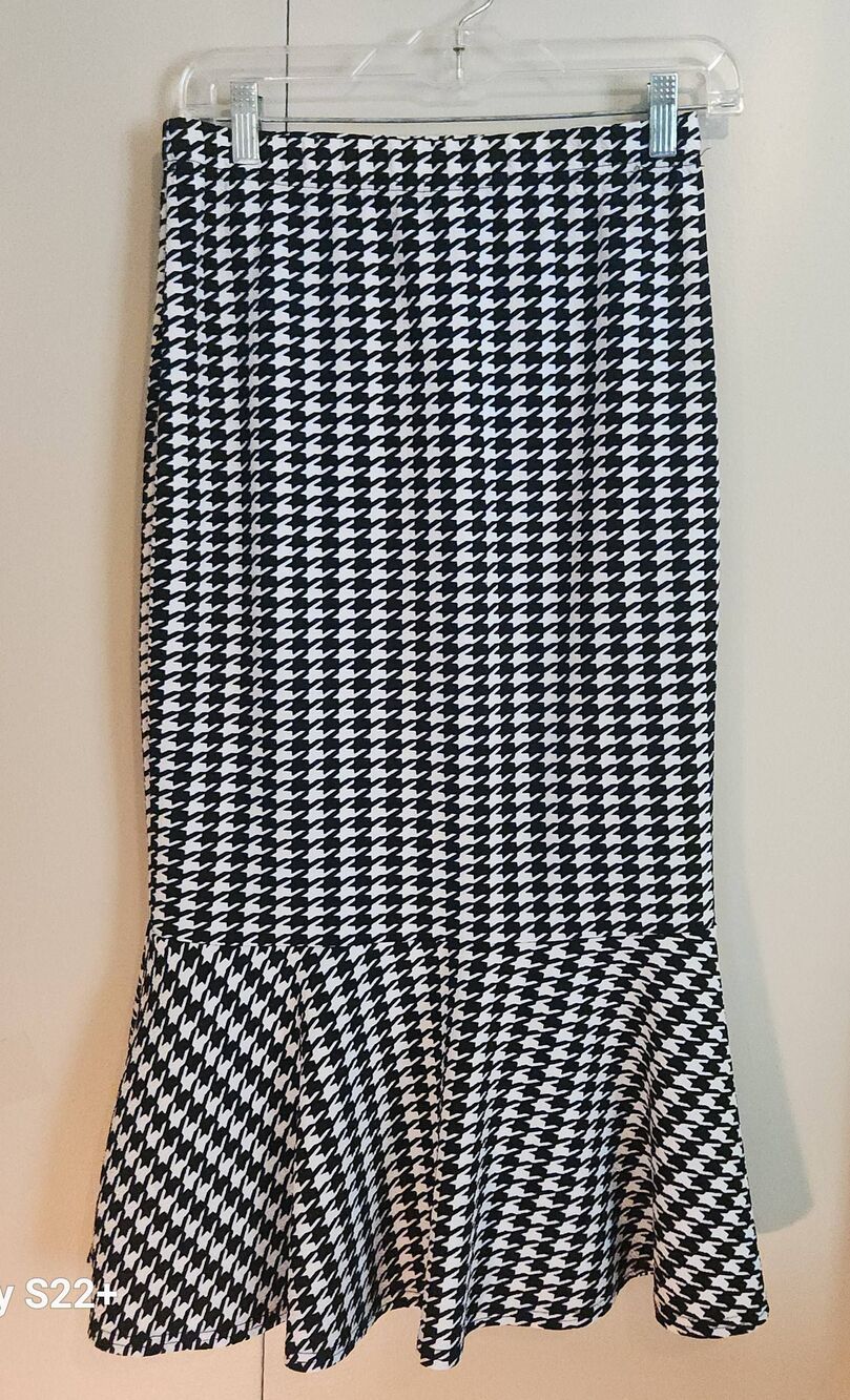 K11 Shein black & white houndstooth mermaid style- fit & Flare midi skirt